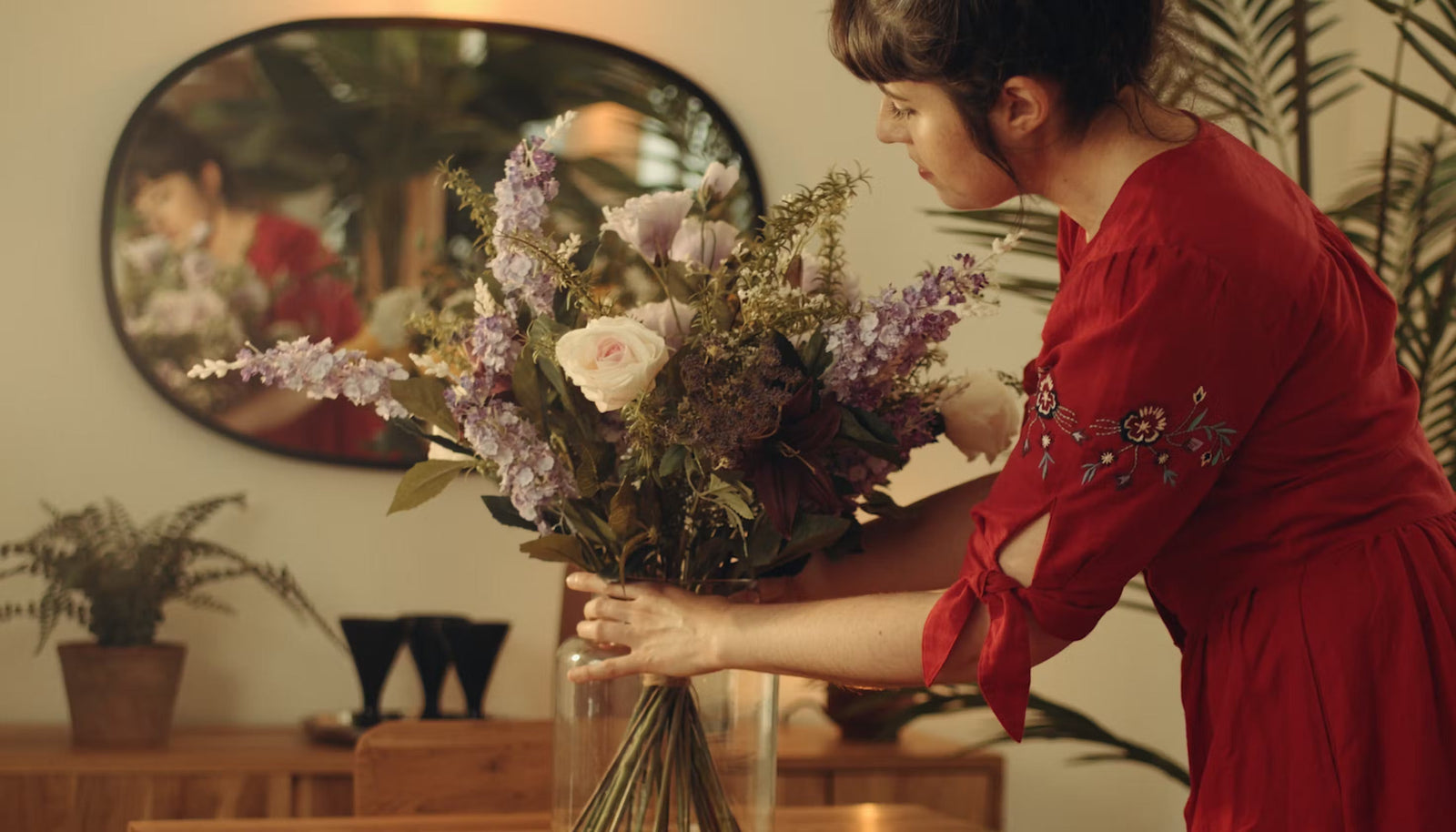 Decorating your dining table with artificial flowers
